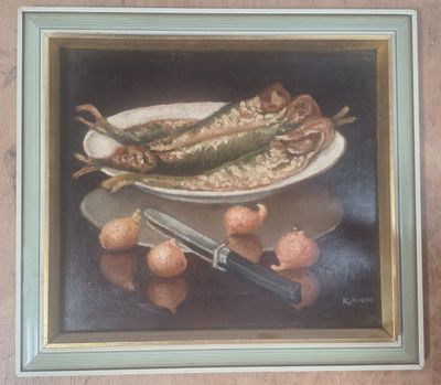 un tableau représentant une assiette de poisson et d'oignons posée sur une table