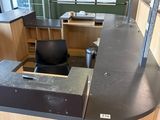 un bureau avec un ordinateur et une chaise dans une pièce