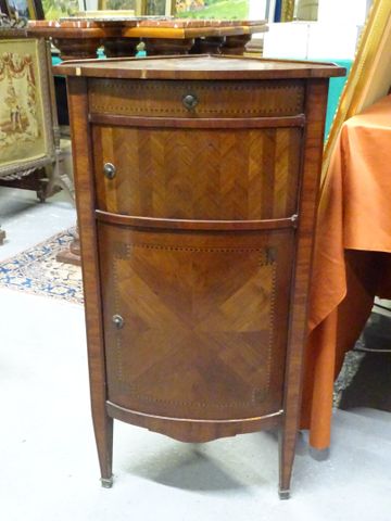 Petite encoignure de style Louis XVI en bois de placage marqueté,...