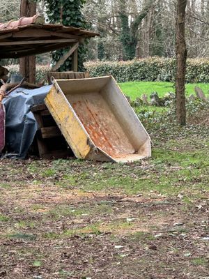 un homme assis à l'arrière d'un camion
