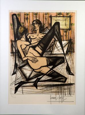 une image représentant un dessin en noir et blanc d'une femme assise sur une chaise