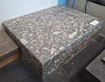 un matelas posé à même le sol dans la chambre