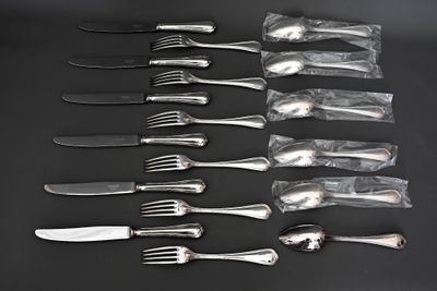 beaucoup de fourchettes et de couteaux sur une table noire
