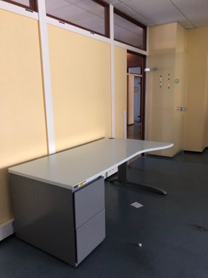 un bureau au milieu d'une pièce aux murs jaunes