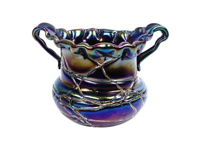 Attribué à LOETZ ou KRALIK Vase à anses en verre irisé, à mo…