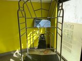 une cage métallique sur laquelle est posée une télévision
