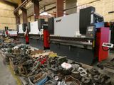 une grande machine qui se trouve dans un entrepôt