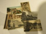 plusieurs vieilles photos d'un bâtiment et d'une horloge posée sur une table