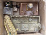 une boîte contenant de nombreux objets