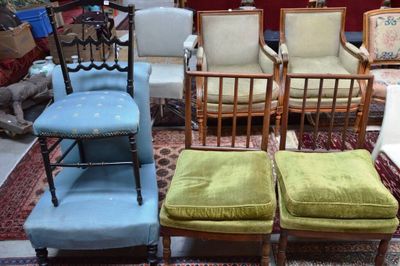 de nombreuses chaises et tabourets dans une pièce recouverte d'un tapis