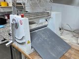 une machine posée sur le comptoir d'une cuisine
