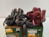 trois paires de chaussures posées sur des cartons, sur une surface blanche