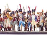 de nombreuses figurines de différentes couleurs et tailles sont exposées