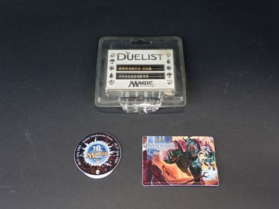 une carte de jeu et un bouton posés sur une table