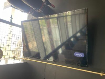 un téléviseur à écran plat fixé au mur d'une pièce