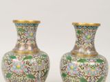une paire de vases posés sur une surface blanche, sur fond blanc