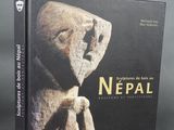 la couverture du livre « Népal », sur laquelle figure la statue d'une tête d'homme