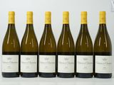 six bouteilles de vin sont alignées dans une rangée