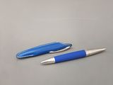 deux stylos bleus posés l'un à côté de l'autre sur une table