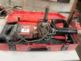 une boîte à outils rouge avec des outils sur une table