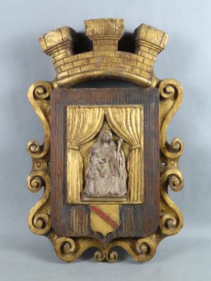 une image représentant une plaque en bois sur laquelle figure la statue d'une femme sur une scène