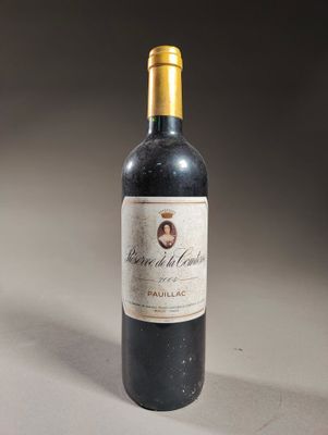 une bouteille de vin posée sur une table