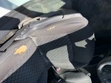 un siège à l'arrière d'une voiture dont l'accoudoir est cassé