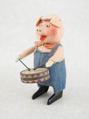 une figurine représentant un cochon jouant du tambour