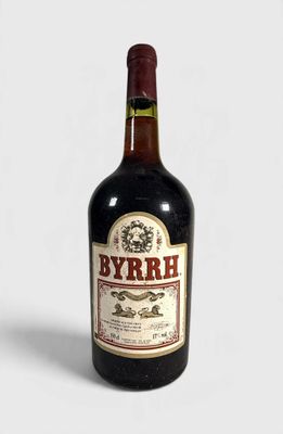 une bouteille de vin posée sur une table