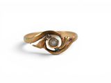 gros plan d'une bague en or avec une pierre au milieu