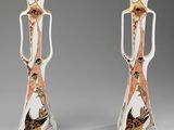paire de vases ornés d'oiseaux et de fleurs sur fond gris