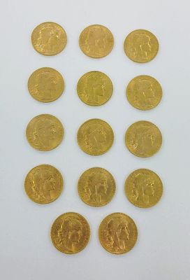un gros plan sur plusieurs pièces d'or posées sur une surface blanche