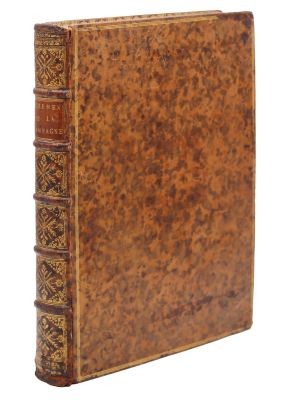 un vieux livre à la couverture brune posé sur une surface blanche