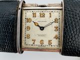 une montre que l'on porte au poignet (pour une femme)