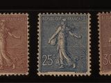 quatre timbres de couleurs différentes représentant une femme