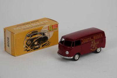 une camionnette jouet posée à côté d'une boîte