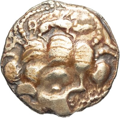 un gros plan d'une pièce de monnaie avec un visage dessus