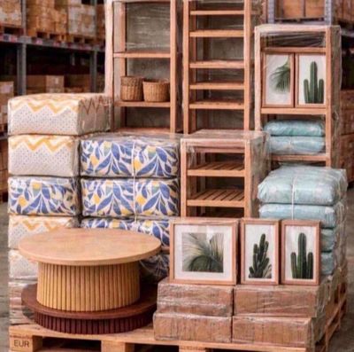 une pile de palettes en bois ornées d'images