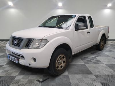 un camion blanc garé dans une pièce