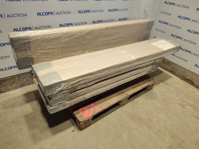 un tas de bois posé sur une palette au milieu d'une pièce