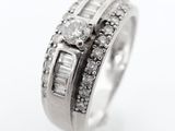 une bague en or blanc sertie de diamants taille baguette et de diamants