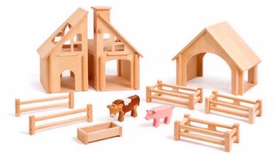 des jouets en bois comprenant une grange, un cheval et un cheval