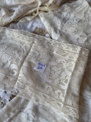 un gros plan sur un morceau de tissu muni d'une étiquette