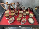 un plateau sur lequel se trouvent de nombreuses tasses et cuillères