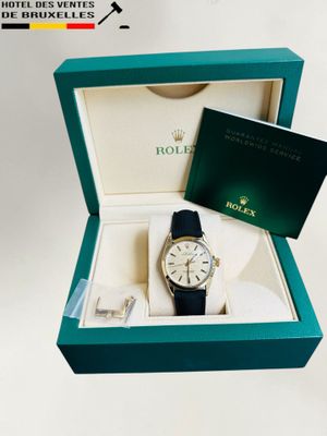 une image représentant une montre Rolex dans son coffret, sur fond blanc