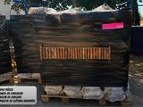 deux cartons de bouchons de vin posés sur une palette