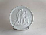 une image représentant une assiette blanche sur laquelle figurent un homme et une femme