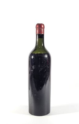 une bouteille de vin rouge sur fond blanc, avec un bouchon rouge