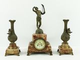 une horloge et trois vases posés sur une table