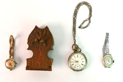 une horloge, une montre et une chaîne accrochée au mur